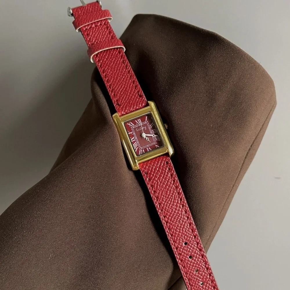 Elegant Precise Women’s Watch Minimalist Elegant Leather Strap Watches Versatile Water Resistant Quartz Watch Female Business
Elegant Precise Women’s Watch Minimalist Elegant Leather Strap Watches Versatile Water Resistant Quartz Watch Female Business