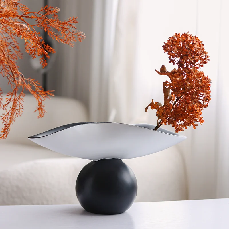 Modern Simple Creative Spherical Black White Resin Pallet Geometric Art Deco Ornaments for Living Room for Hotels Coffee Tables
Modern Simple Creative Spherical Black White Resin Pallet Geometric Art Deco Ornaments for Living Room for Hotels Coffee Tables