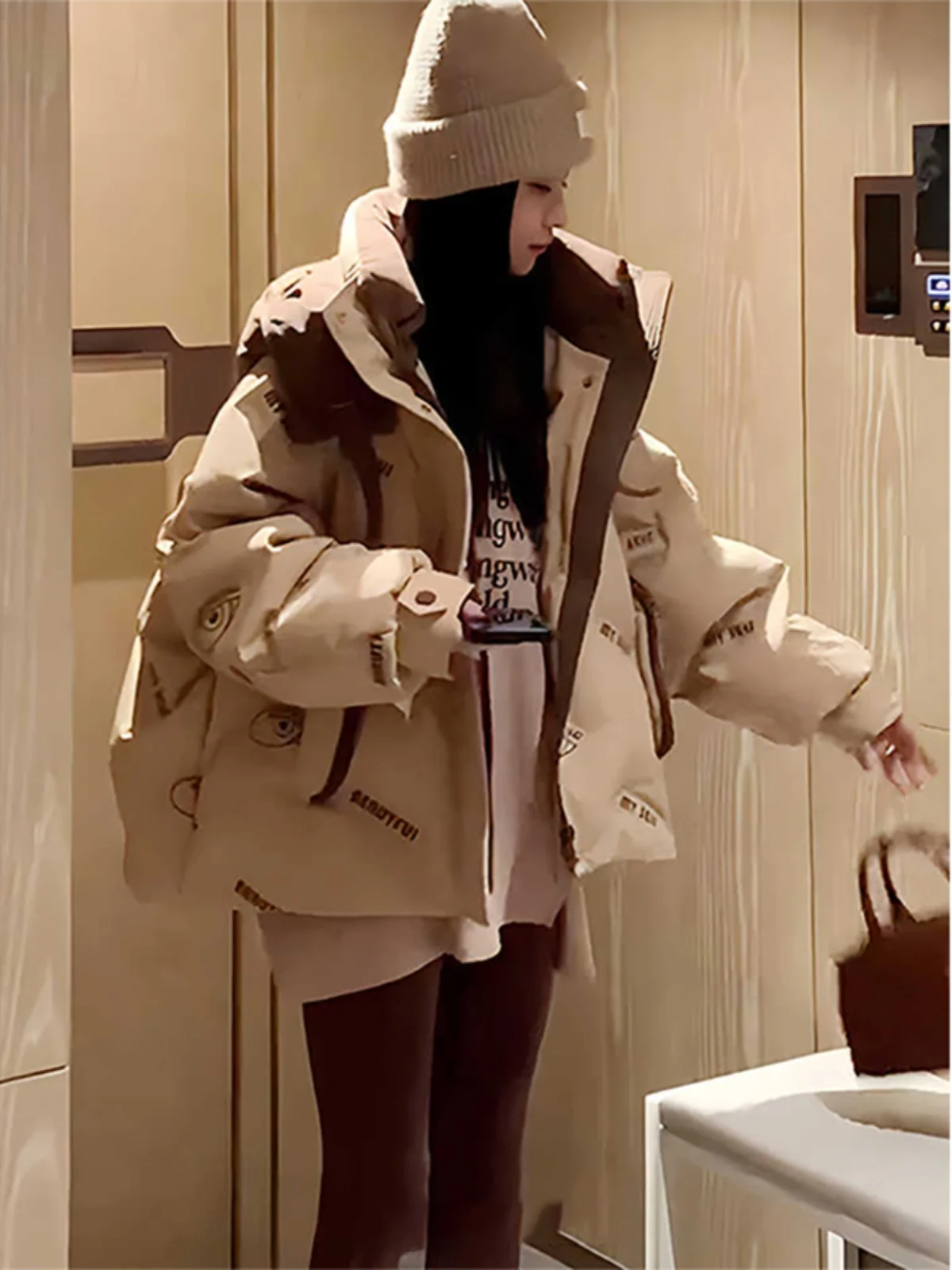 Утепленная хлопковая куртка с капюшоном для женщин, новая зимняя модель, свободная теплая хлопковая куртка, верхняя одежда, удобная, на молнии
Утепленная хлопковая куртка с капюшоном для женщин, новая зимняя модель, свободная теплая хлопковая куртка, верхняя одежда, удобная, на молнии