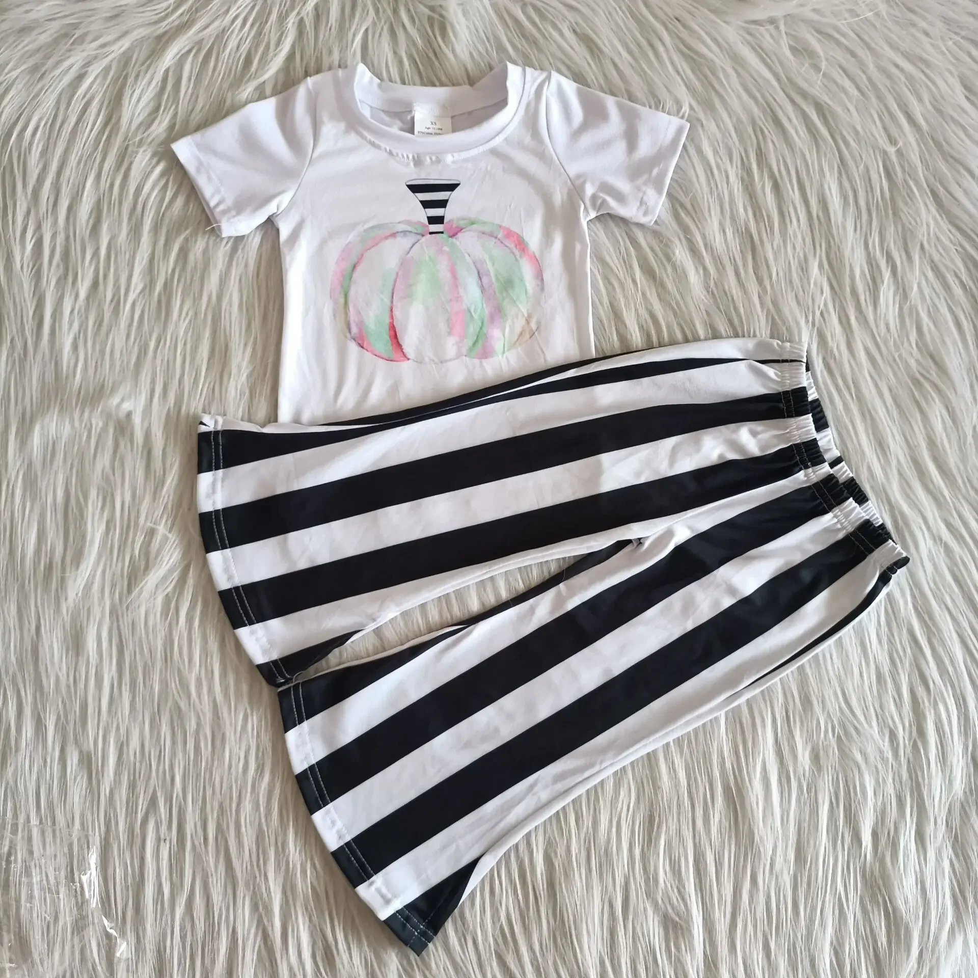 2022 RTS Wholesale Hot Selling White Pumpkin Short Sleeve Shirt Black White Stripes Bell Bottoms Baby Clothes Boutique Sets Wear
2022 RTS Wholesale Hot Selling White Pumpkin Short Sleeve Shirt Black White Stripes Bell Bottoms Baby Clothes Boutique Sets Wear