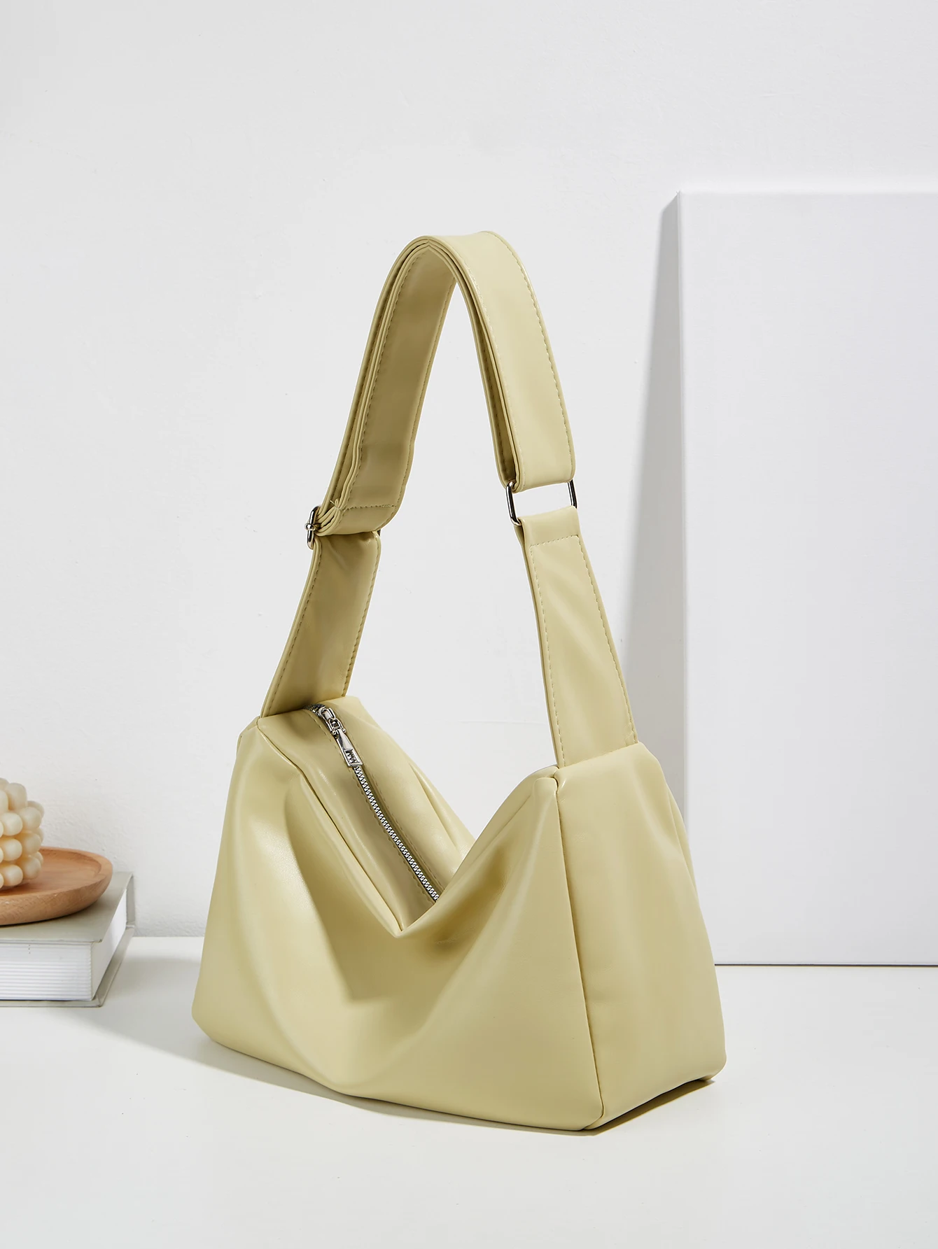 Simple, Elegant, and Stylish Tote Crossbody Shoulder Bag for Women, Suitable for Work, Travel, and School
Simple, Elegant, and Stylish Tote Crossbody Shoulder Bag for Women, Suitable for Work, Travel, and School