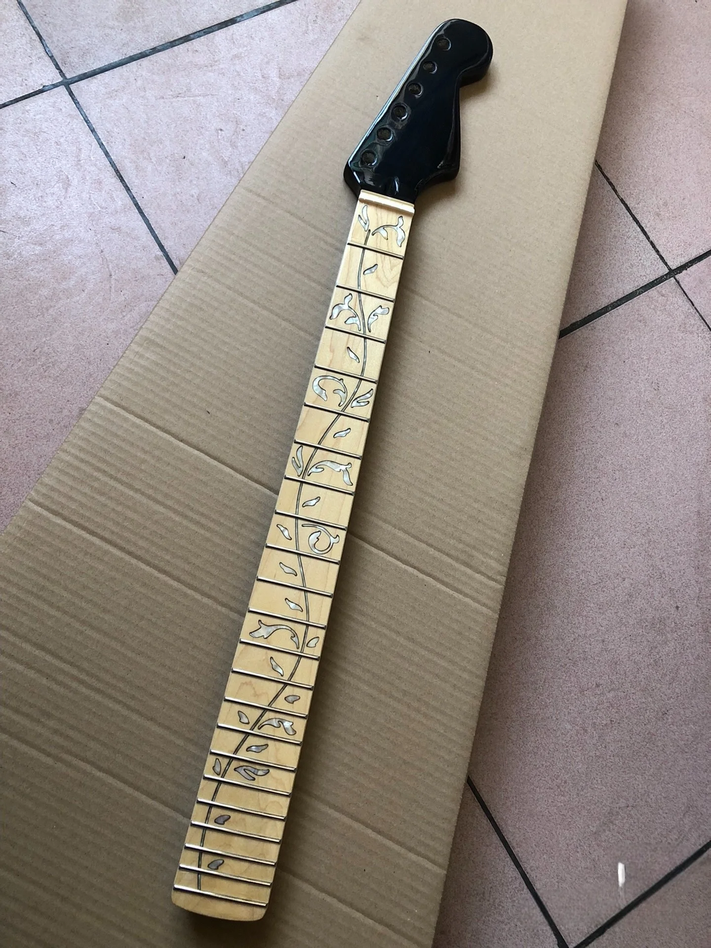 SQ electric guitar maple neck handle, single shake 22nd grade Tree of Life Bidirectional adjustment of steel bars
SQ electric guitar maple neck handle, single shake 22nd grade Tree of Life Bidirectional adjustment of steel bars