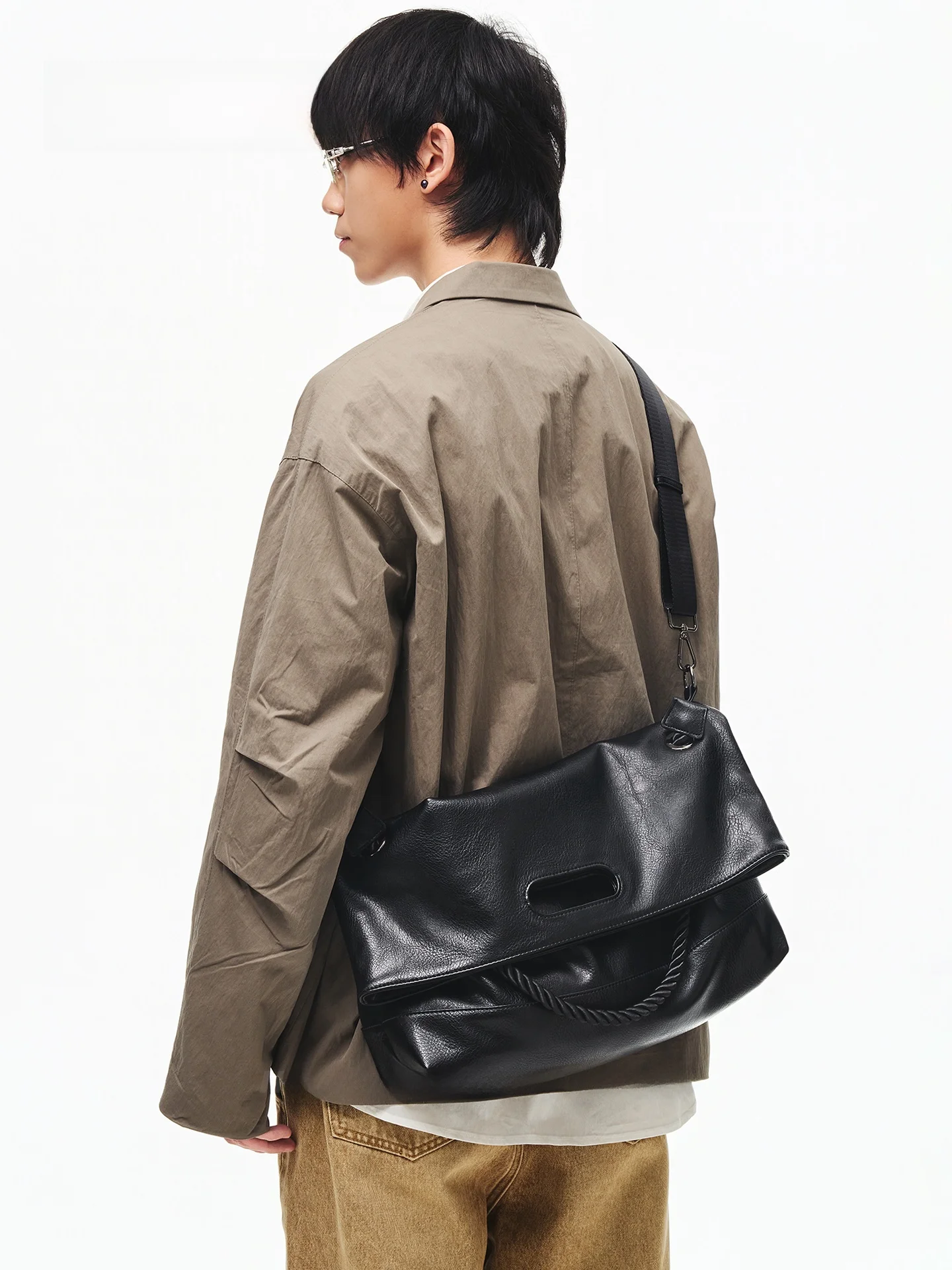 Nesbit Men's Large Capacity Soft Leather Crossbody Bag Fashionable Commuter Shoulder Bag Casual Tote Bag with Magnetic Buckle
Nesbit Men's Large Capacity Soft Leather Crossbody Bag Fashionable Commuter Shoulder Bag Casual Tote Bag with Magnetic Buckle