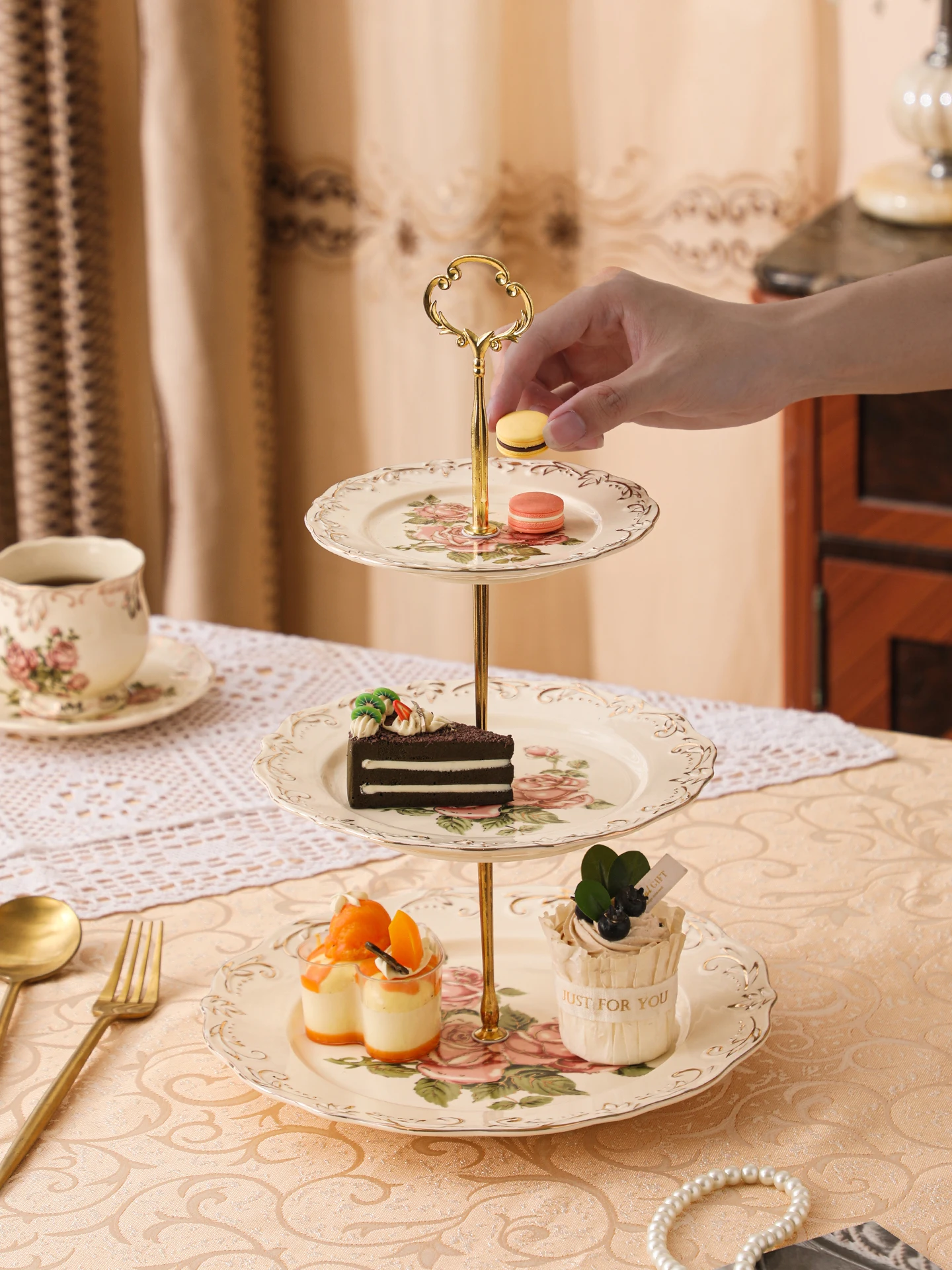 European Sle Cerc Fruit Tray Multi Layer Candy Sna Plate Dert Plate Living Room Tea Table Pastries Nuts Antlers Plate
European Sle Cerc Fruit Tray Multi Layer Candy Sna Plate Dert Plate Living Room Tea Table Pastries Nuts Antlers Plate