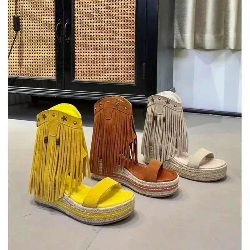 Женские сандалии на клипсе с кисточками и узором «елочка» летом, новинка 2025 года, с увеличенной высотой внутри, крутые римские ботинки
Женские сандалии на клипсе с кисточками и узором «елочка» летом, новинка 2025 года, с увеличенной высотой внутри, крутые римские ботинки