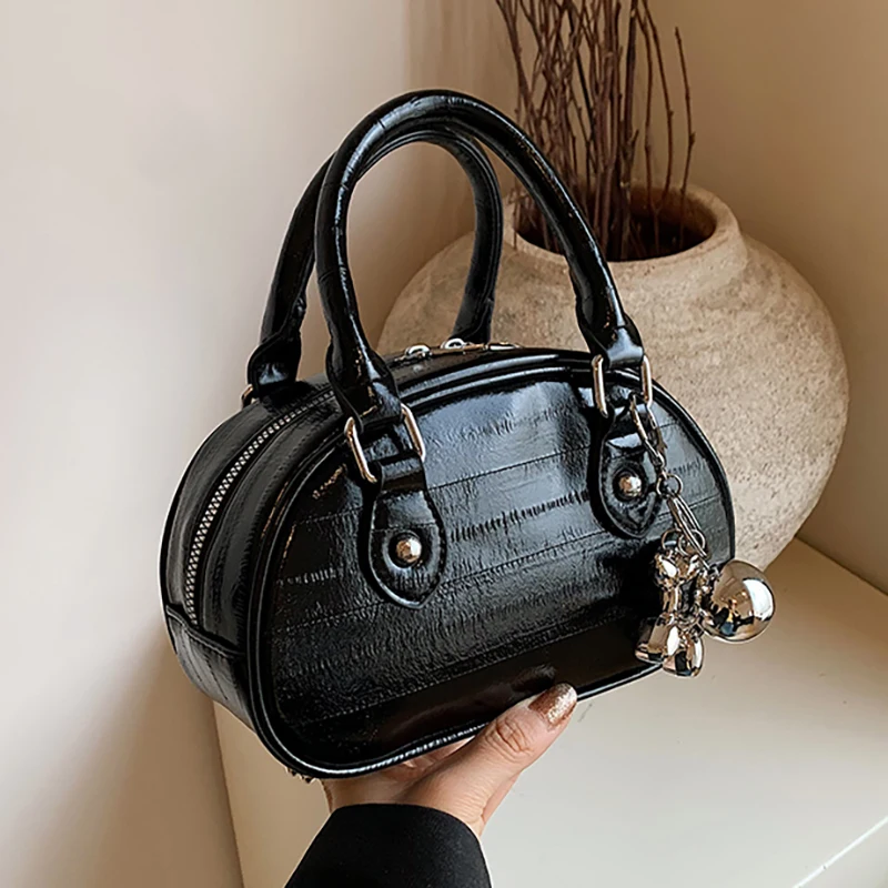 Faionable Silver Crossbody Bag for Women Versatile Handbag Bowling Ball Bag Soft PU Leather Casual oulder Bag
Faionable Silver Crossbody Bag for Women Versatile Handbag Bowling Ball Bag Soft PU Leather Casual oulder Bag