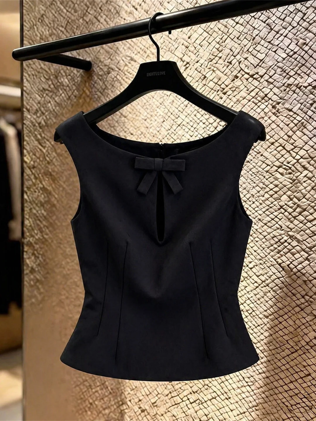 Elegant Sleeveless Knot Design Sensation Black Slim Fit Commute Vest Summer 2026 Women's Silk Top Korean Style
Elegant Sleeveless Knot Design Sensation Black Slim Fit Commute Vest Summer 2026 Women's Silk Top Korean Style