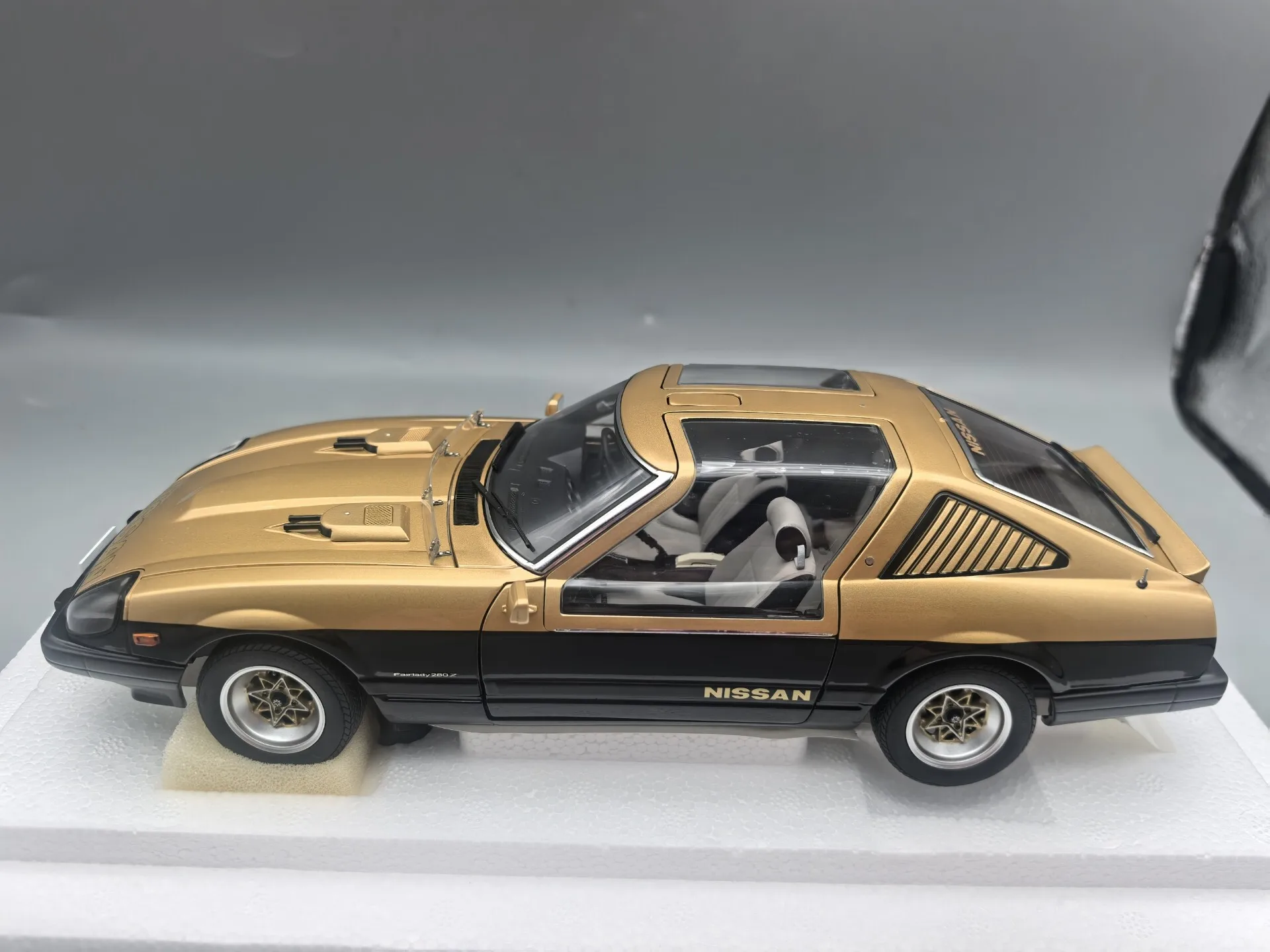 Autoart 1:18 Fairlady 280Z SEIBU-KEISATSU SUPER Z Simulation Limited Edition All Open Alloy Metal Static Car Model Toy Gift
Autoart 1:18 Fairlady 280Z SEIBU-KEISATSU SUPER Z Simulation Limited Edition All Open Alloy Metal Static Car Model Toy Gift