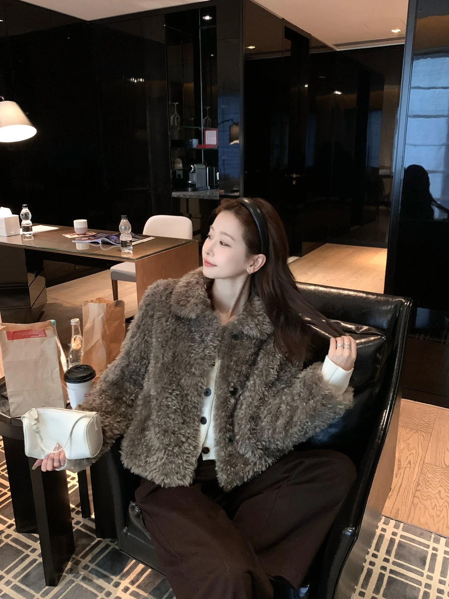 Кожаная зимняя теплая повседневная верхняя одежда для женщин с отстегивающимся воротником из меха, размеры S-XL
Кожаная зимняя теплая повседневная верхняя одежда для женщин с отстегивающимся воротником из меха, размеры S-XL