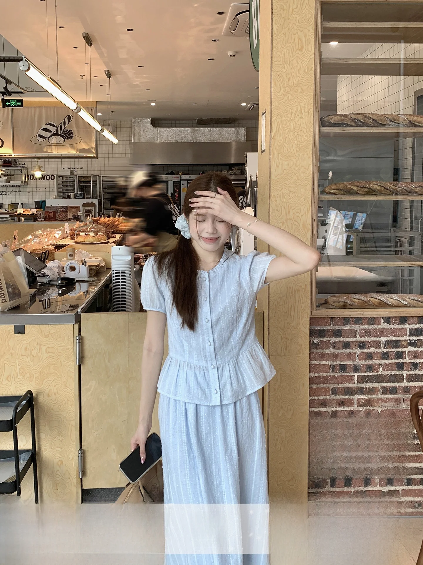 Синий текстурированный комплект: женская футболка с круглым вырезом и юбка с высокой талией, короткий пышный рукав, хлопок, летний модный наряд в корейском стиле
Синий текстурированный комплект: женская футболка с круглым вырезом и юбка с высокой талией, короткий пышный рукав, хлопок, летний модный наряд в корейском стиле