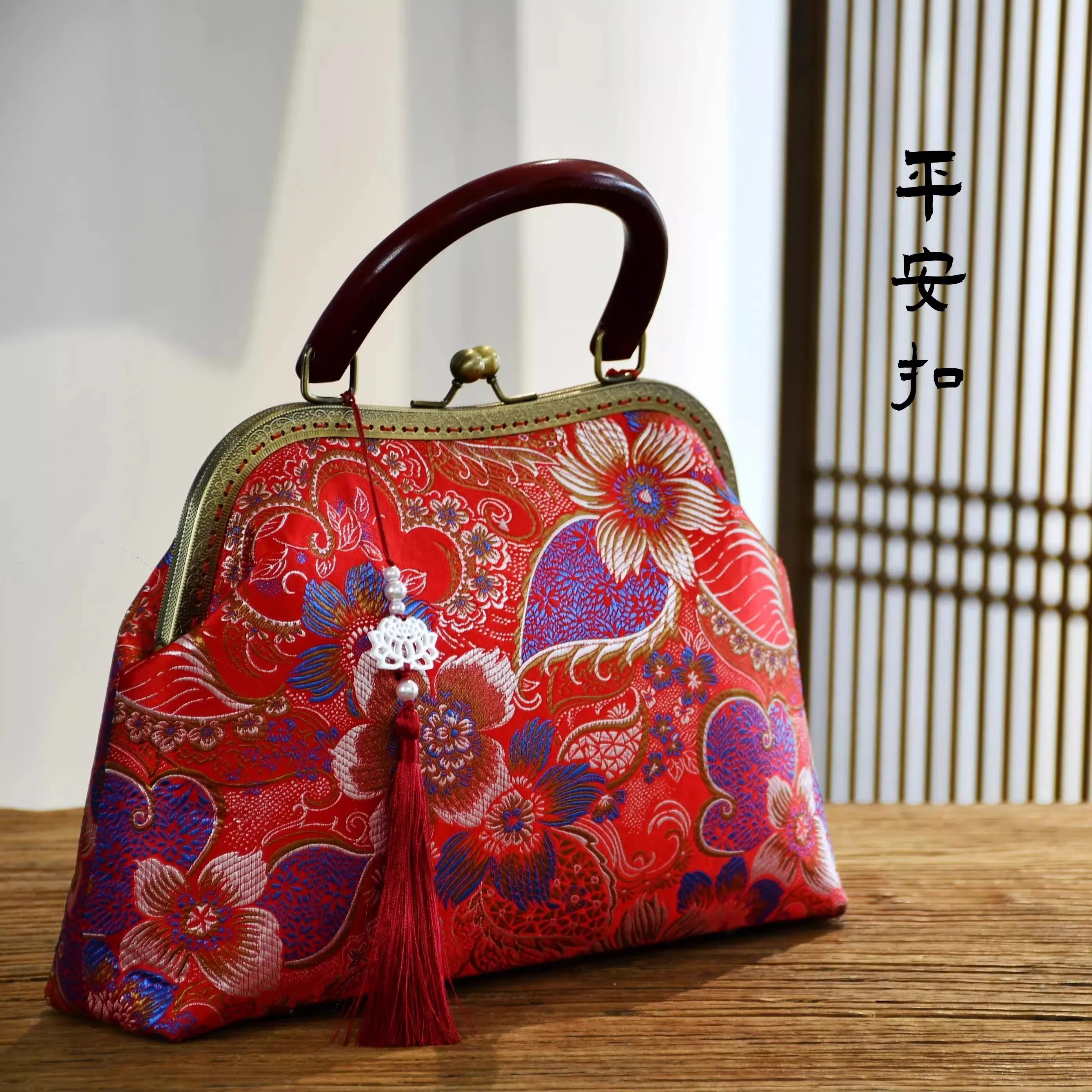 Tote Women's Handbags Bag Fringe Bags Chain Strap Bags Classic Red Embroidery Flower Purse Bags Top Handle Shell Clutch Bags
Tote Women's Handbags Bag Fringe Bags Chain Strap Bags Classic Red Embroidery Flower Purse Bags Top Handle Shell Clutch Bags