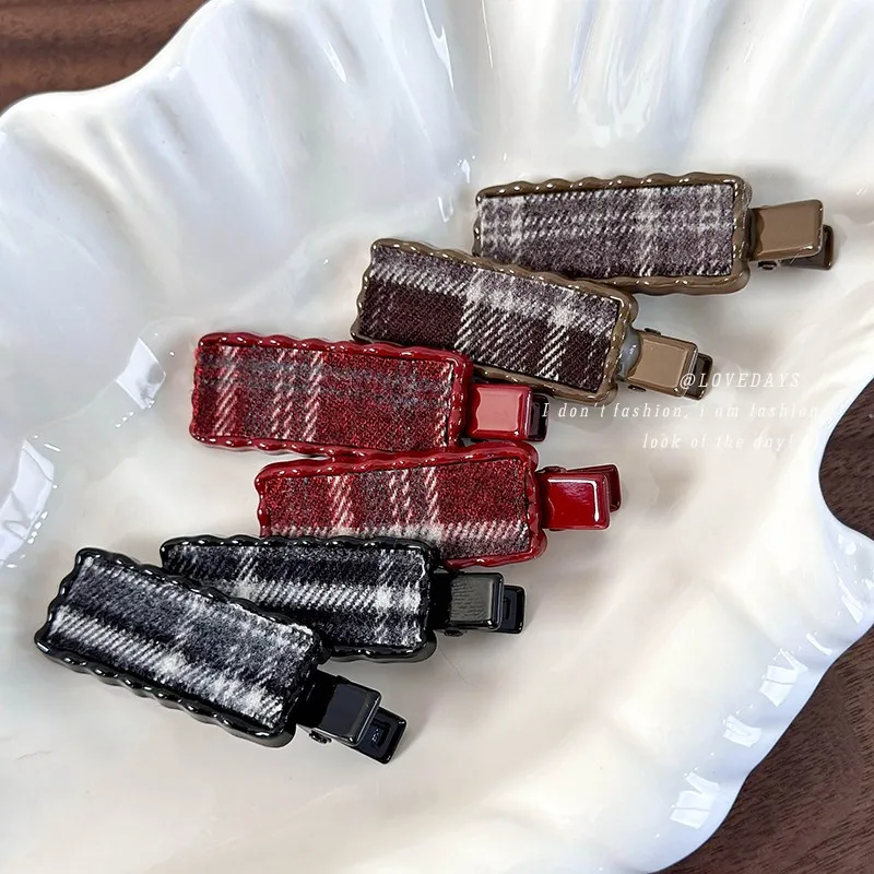 Hair Clip Plaid Metal Vintage Patchwork Preppy Design Side Fringe Barrettes for Women Fall Winter Commute Unique Chunky
Hair Clip Plaid Metal Vintage Patchwork Preppy Design Side Fringe Barrettes for Women Fall Winter Commute Unique Chunky