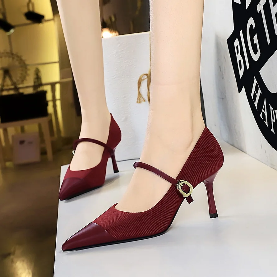 Banquet Thin Shallow Mouth Pointed Headlight Velvet Metal Buckle Straight Strap High Heels Single Wedding Shoes For Women Pumps
Banquet Thin Shallow Mouth Pointed Headlight Velvet Metal Buckle Straight Strap High Heels Single Wedding Shoes For Women Pumps