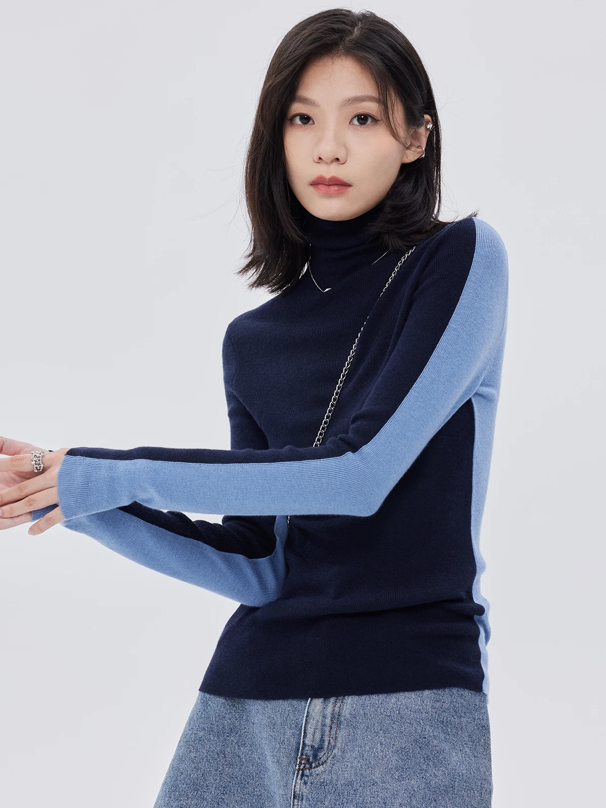 Весенне-осенний новый женский свитер, черно-синий модный облегающий вязаный свитер с высоким воротником 
Весенне-осенний новый женский свитер, черно-синий модный облегающий вязаный свитер с высоким воротником