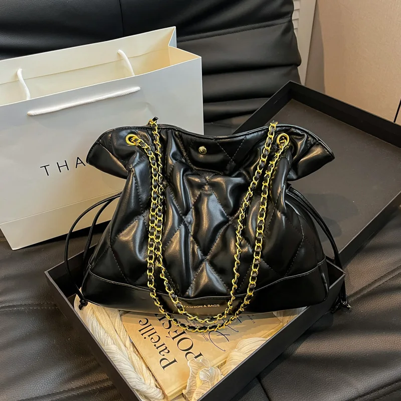 Lingge Chain Bag for Women, Large Capacity 2025 New Casual Shoulder Crossbody Bag, Work Commuting Bucket Bag
Lingge Chain Bag for Women, Large Capacity 2025 New Casual Shoulder Crossbody Bag, Work Commuting Bucket Bag