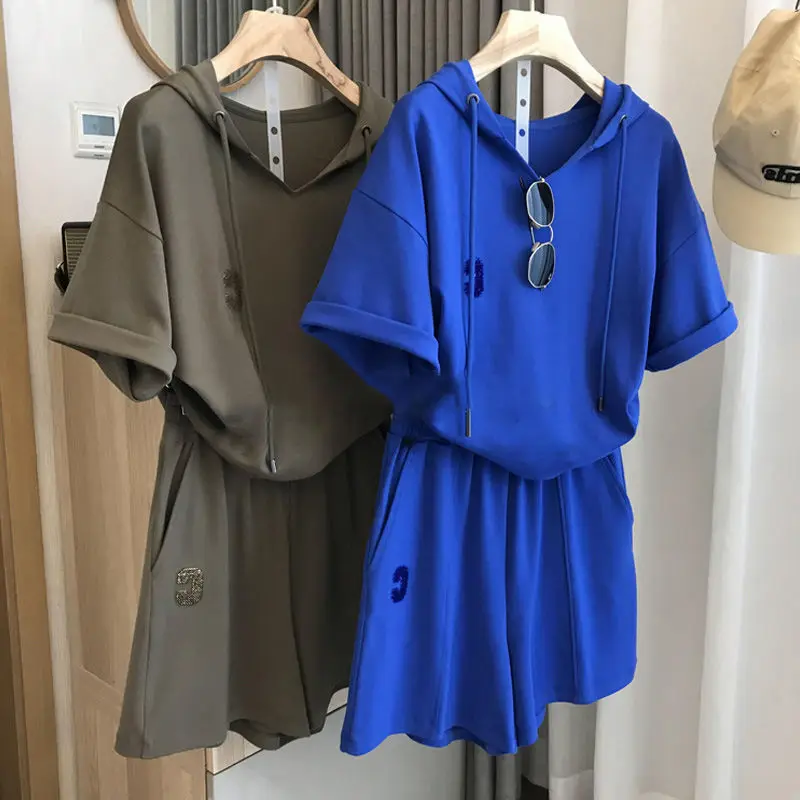 Plus Size Women's Hooded Sport 2-Piece Set Summer Loose-Fit Flattering Short Sleeve & Shorts Casual Athleisure Outfits
Plus Size Women's Hooded Sport 2-Piece Set Summer Loose-Fit Flattering Short Sleeve & Shorts Casual Athleisure Outfits