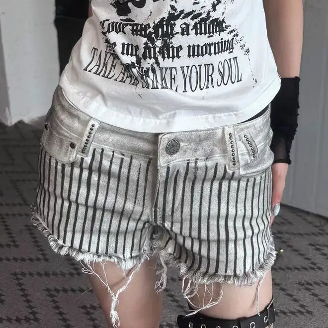 High Street Shorts Y2k Millennium Style Embroidered Jeans Hot Girls Design Punk Washed Distressed Hot Pants
High Street Shorts Y2k Millennium Style Embroidered Jeans Hot Girls Design Punk Washed Distressed Hot Pants
