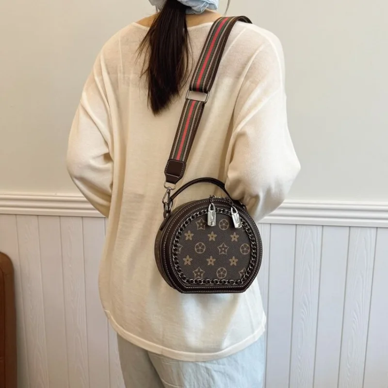 Модная женская сумка через плечо вперед. Дизайнерский дизайн, вдохновленный стилем. Особый индивидуальный вид. 
Модная женская сумка через плечо вперед. Дизайнерский дизайн, вдохновленный стилем. Особый индивидуальный вид.