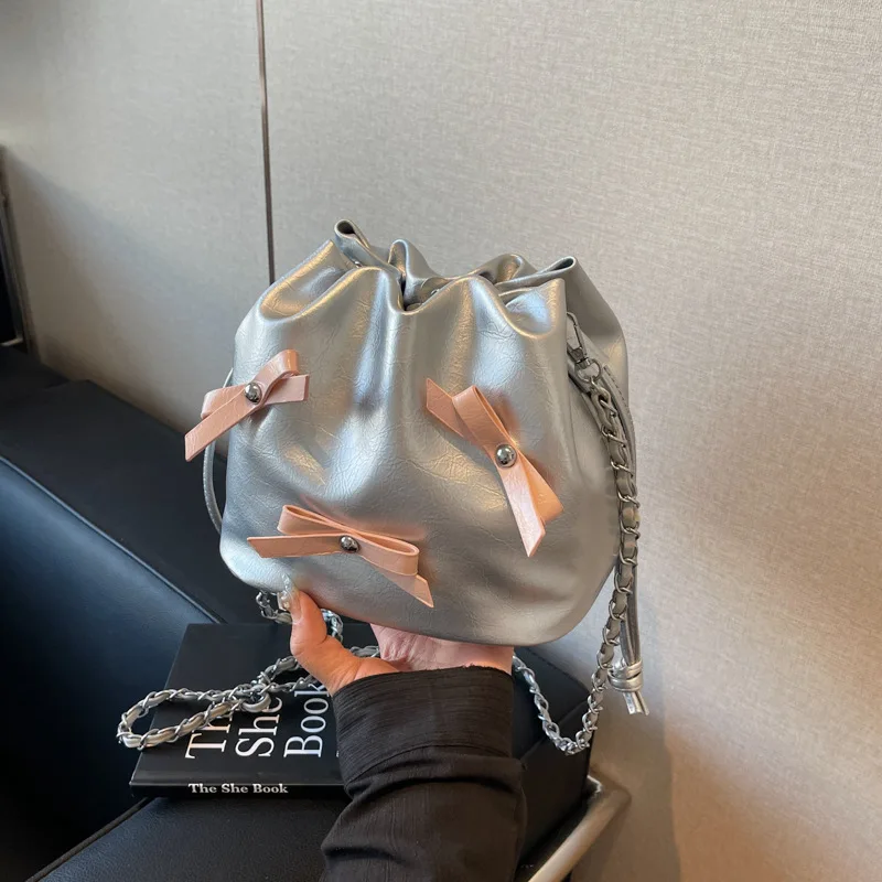 2025 Trendy Bow Chain Shoulder Bag for Women Large Capacity Cute Crossbody Bucket Purse Summer New Fashion Tote
2025 Trendy Bow Chain Shoulder Bag for Women Large Capacity Cute Crossbody Bucket Purse Summer New Fashion Tote