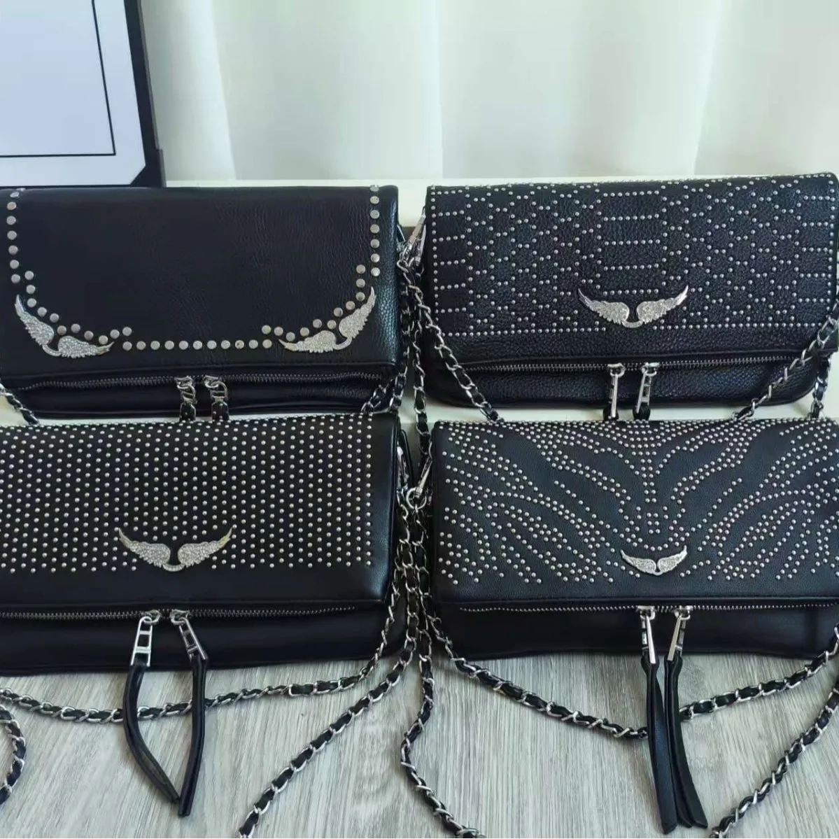 2026 New Women's Crossbody Clutch Bag with Studded Rhinestone Wing Chain Design Envelope Style Fashion Handbag, Elegant & Trendy
2026 New Women's Crossbody Clutch Bag with Studded Rhinestone Wing Chain Design Envelope Style Fashion Handbag, Elegant & Trendy