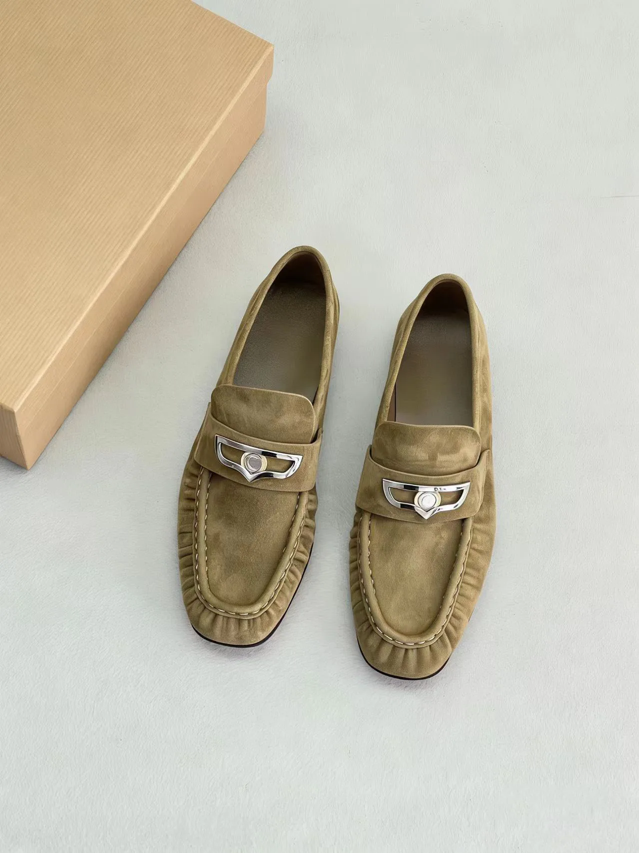 Women Suede Loafers Wrinkles
Women Suede Loafers Wrinkles