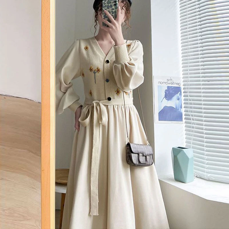 Vintage V-Neck Patchwork Embroidered Knitted Dresses 2023 Belt Waist A-line Dresses Solid Color Lantern Sleeve Button Dresses
Vintage V-Neck Patchwork Embroidered Knitted Dresses 2023 Belt Waist A-line Dresses Solid Color Lantern Sleeve Button Dresses