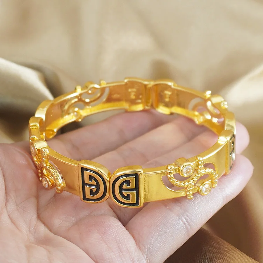 9999 Gold Cuban Lady's Fashion Bracelet - Cubic Zirconia, suitable for daily wear and wedding jewelry
9999 Gold Cuban Lady's Fashion Bracelet - Cubic Zirconia, suitable for daily wear and wedding jewelry