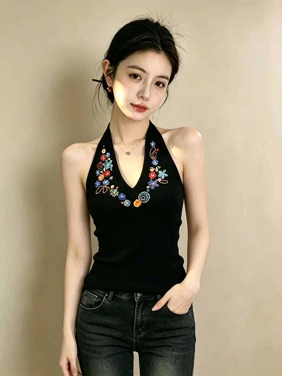 Korean Style V-Neck Embroidered Sleeveless Neck Hanging Vest Women's Slimming Top Fashionable Casual Outfit for Various Occas...
Korean Style V-Neck Embroidered Sleeveless Neck Hanging Vest Women's Slimming Top Fashionable Casual Outfit for Various Occas...