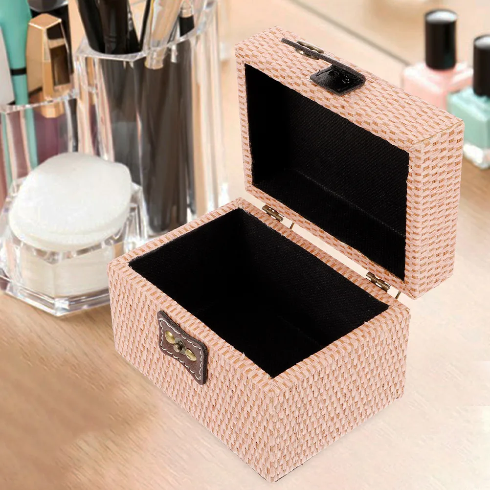 Набор из 2 шт. портативных легких шкатулок для хранения украшений с имитацией ротангового дизайна, с откидной крышкой, органайзер-лоток для защиты ювелирных изделий
Набор из 2 шт. портативных легких шкатулок для хранения украшений с имитацией ротангового дизайна, с откидной крышкой, органайзер-лоток для защиты ювелирных изделий