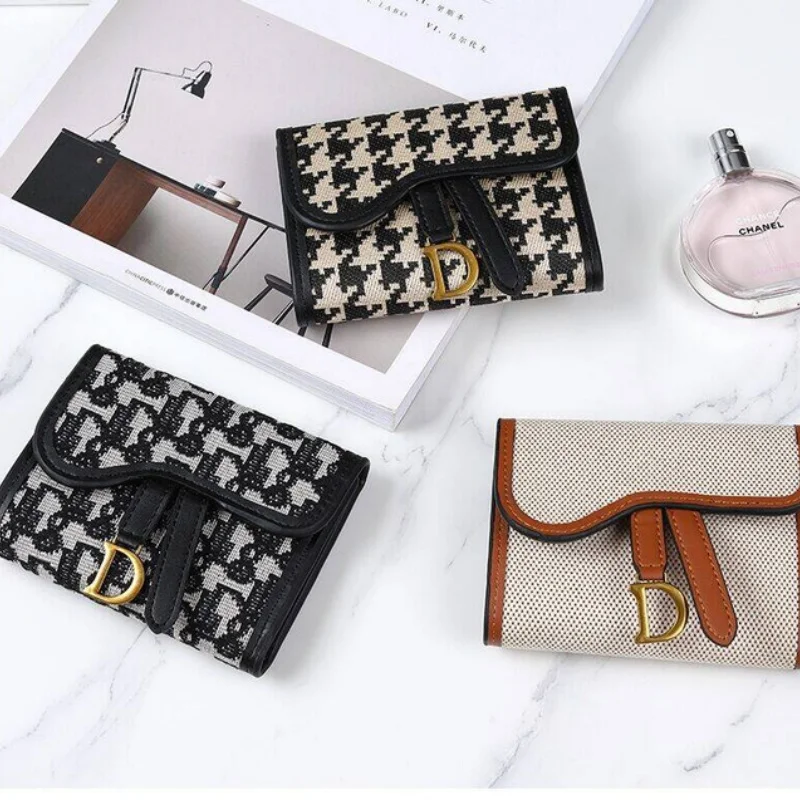 Women's Wallet Short 2025 New Korean Style D Letter Buckle Coins Purses Wallet Card Bag Key Wallet Luxury carteras para mujeres
Women's Wallet Short 2025 New Korean Style D Letter Buckle Coins Purses Wallet Card Bag Key Wallet Luxury carteras para mujeres