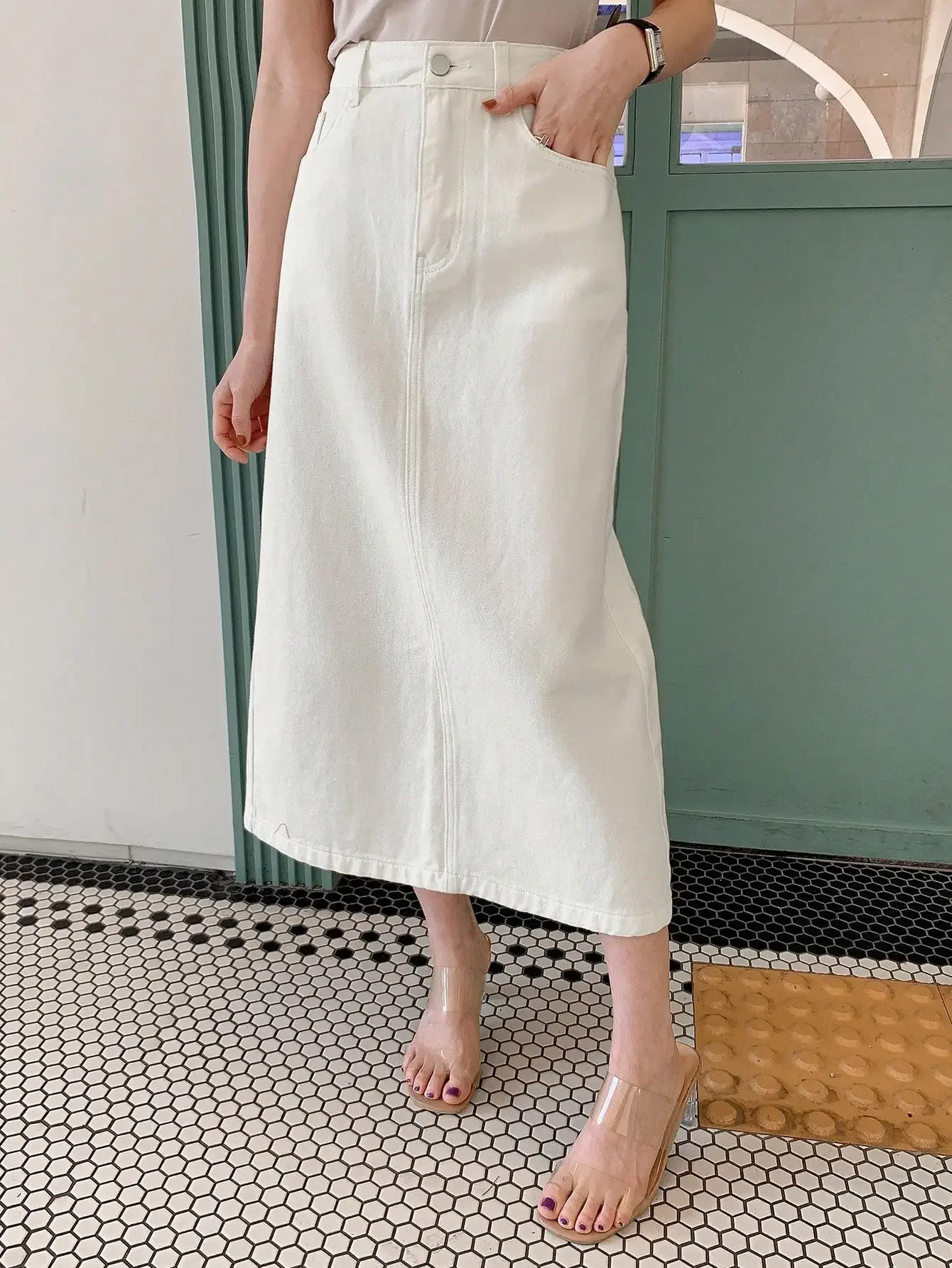 White Solid Color Slit Pocket Straight Long Casual Denim Skirt
White Solid Color Slit Pocket Straight Long Casual Denim Skirt