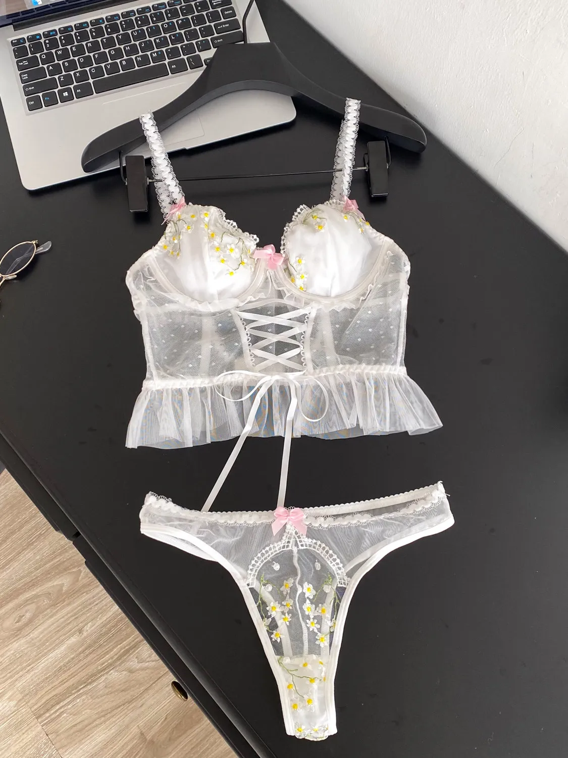Women French Lace Sexy White Lingerie 2-piece Set Bralette Tank Top & Briefs Two-Piece Suit Exotic Sexy Perspective Lingerie Set
Women French Lace Sexy White Lingerie 2-piece Set Bralette Tank Top & Briefs Two-Piece Suit Exotic Sexy Perspective Lingerie Set