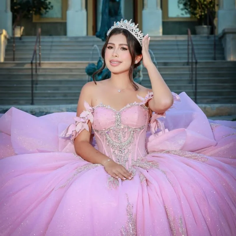 Блестящее светло-розовое платье Quinceanera с кристаллами и блестящей наклейкой с открытыми плечами, большой бант, длинный хвост, Vestidos De 15, Quinceanera Настроить
Блестящее светло-розовое платье Quinceanera с кристаллами и блестящей наклейкой с открытыми плечами, большой бант, длинный хвост, Vestidos De 15, Quinceanera Настроить