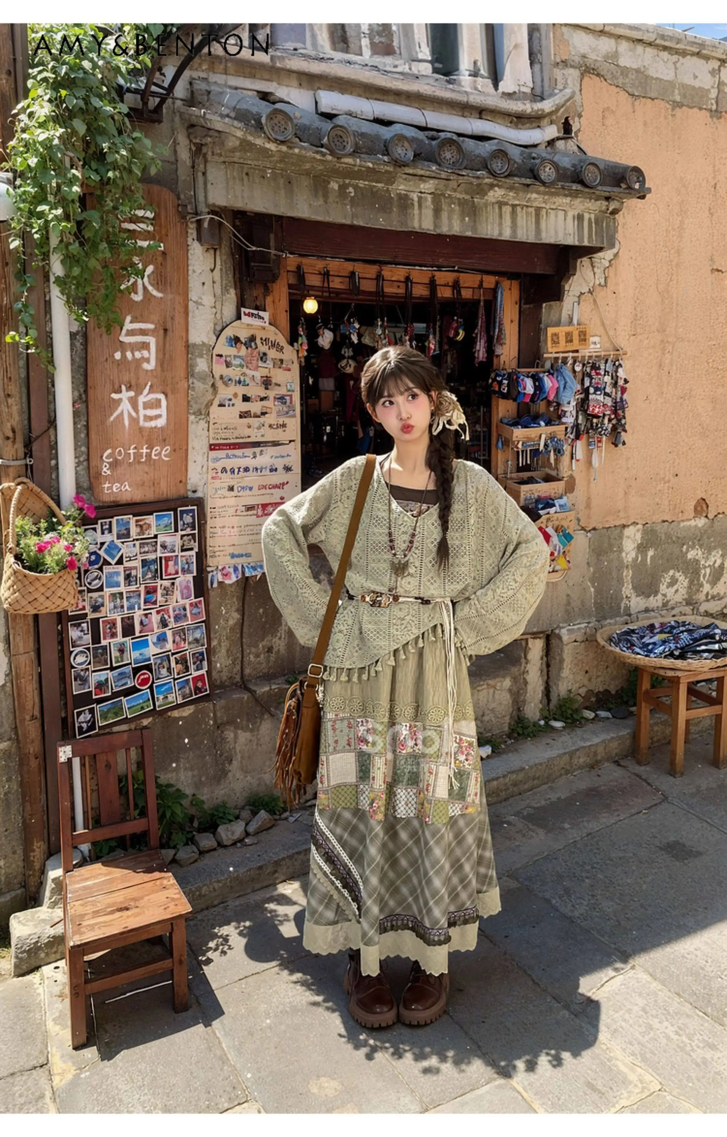 Новая весенне-осенняя блузка в богемном стиле с кружевным V-образным вырезом, ажурными длинными рукавами и зеленая юбка с высокой талией в клетку с цветочным пэчворком.
Новая весенне-осенняя блузка в богемном стиле с кружевным V-образным вырезом, ажурными длинными рукавами и зеленая юбка с высокой талией в клетку с цветочным пэчворком.