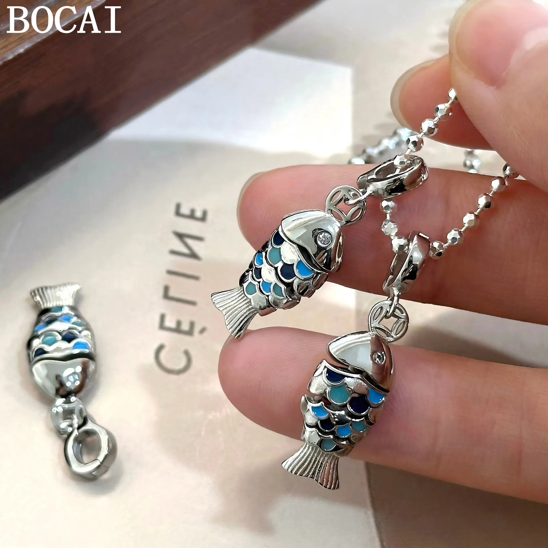 Новый стильный и динамичный кулон BOCAI из стерлингового серебра S925 с эмалью в виде маленькой рыбки
Новый стильный и динамичный кулон BOCAI из стерлингового серебра S925 с эмалью в виде маленькой рыбки