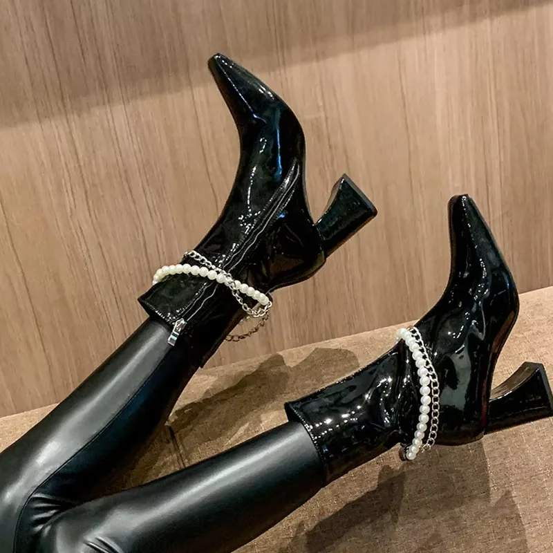Patent Leather Square Toe Pearls Metal Chain Knee-High Women Boots Chunky High Heels Side Zipper Design Large Size Shoes
Patent Leather Square Toe Pearls Metal Chain Knee-High Women Boots Chunky High Heels Side Zipper Design Large Size Shoes