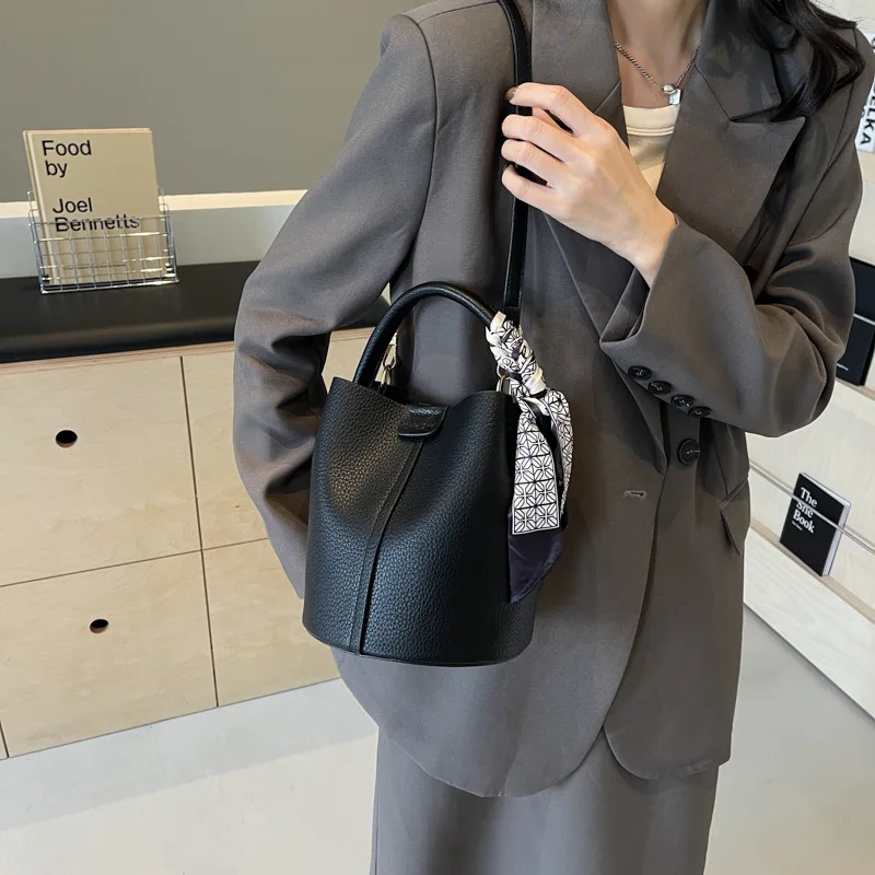 Простая и универсальная нишевая сумка 2025 года для женщин, модная повседневная сумка-ведро
Простая и универсальная нишевая сумка 2025 года для женщин, модная повседневная сумка-ведро