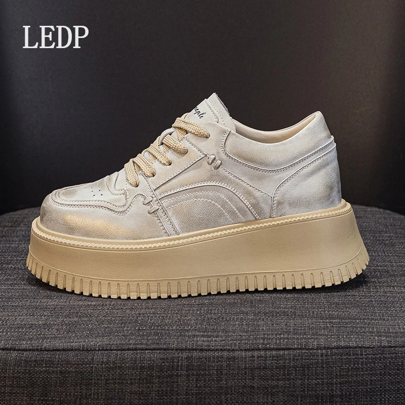 LEDP Little White Shoes Women 2025 Spring New Trend Lace-up Casual Sports Board Shoes Soft Soles Not Tired Feet
LEDP Little White Shoes Women 2025 Spring New Trend Lace-up Casual Sports Board Shoes Soft Soles Not Tired Feet