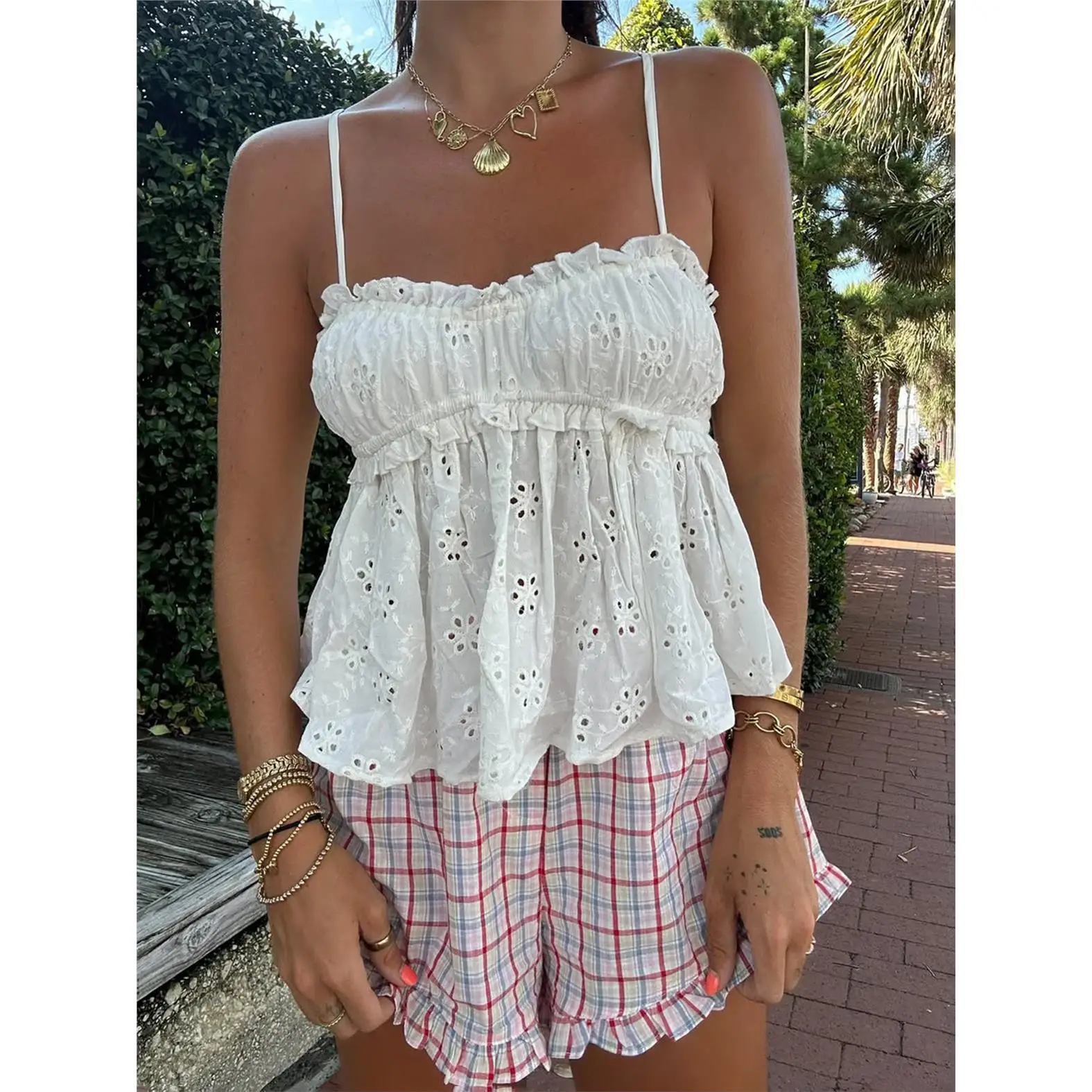Hollow out Embroidered Camisole Women's Lace Doll Shirt Pure Color PU Leather Sleeveless Top European Style Fashion
Hollow out Embroidered Camisole Women's Lace Doll Shirt Pure Color PU Leather Sleeveless Top European Style Fashion