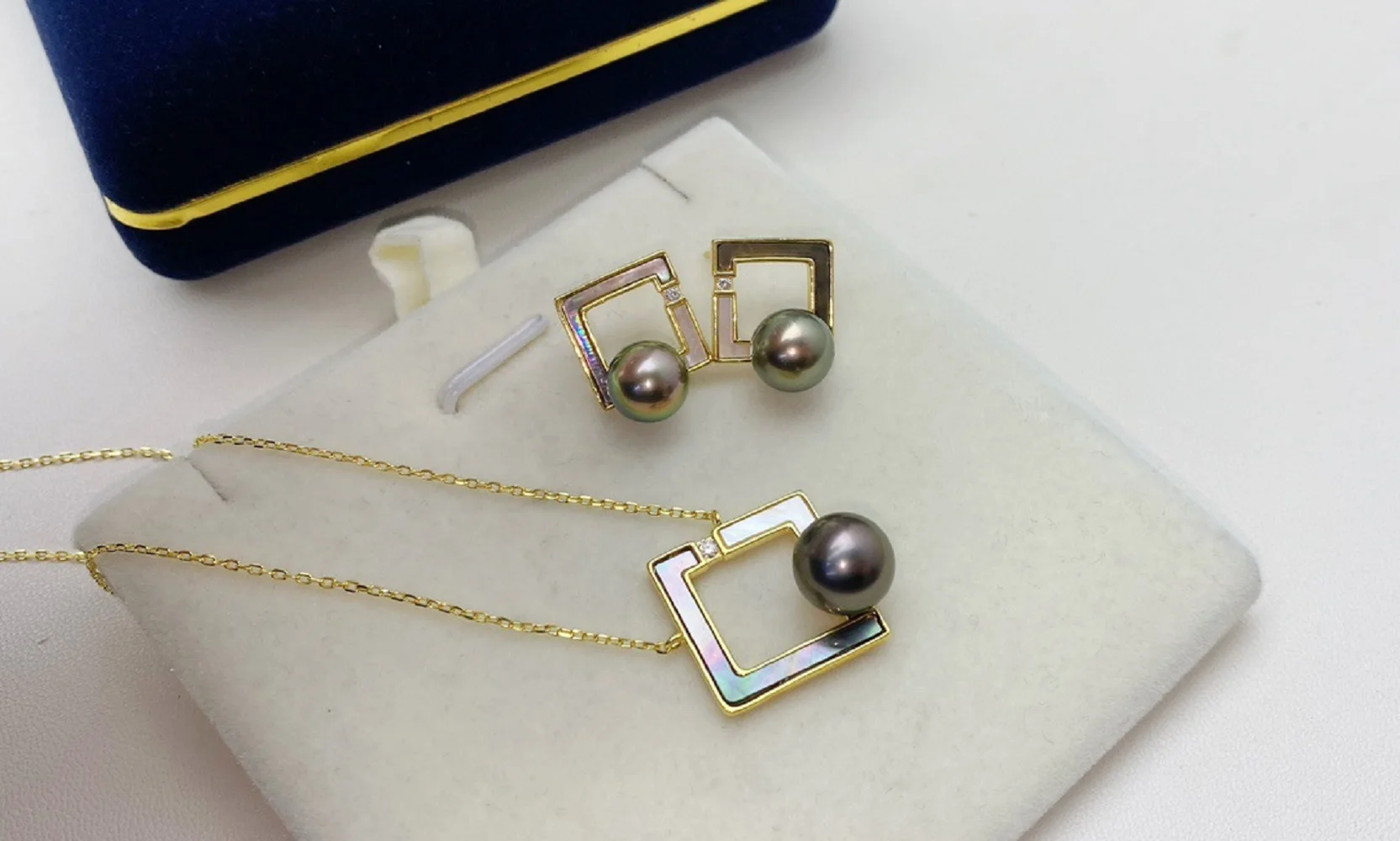 New Pearl Pendant AAA++10-11 mm Natural Creek Black Round Pearl Earrings Pendant Necklace Set 925s 18 inch
New Pearl Pendant AAA++10-11 mm Natural Creek Black Round Pearl Earrings Pendant Necklace Set 925s 18 inch