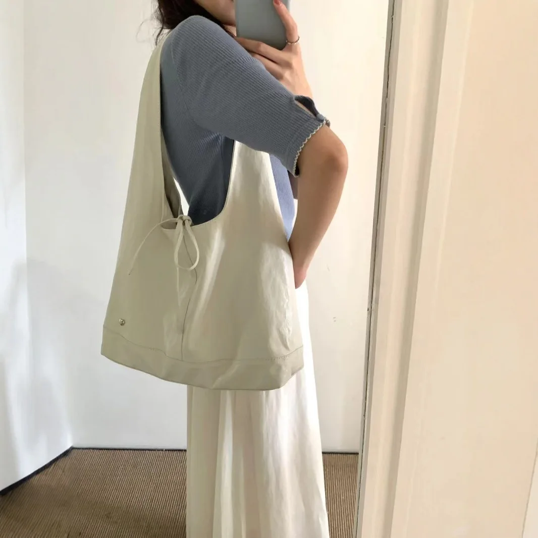 Sac à bandoulière simple de grande capacité pour femmes, fourre-tout polyvalent avec nœud papillon français, nouveau petit Desi
Sac à bandoulière simple de grande capacité pour femmes, fourre-tout polyvalent avec nœud papillon français, nouveau petit Desi