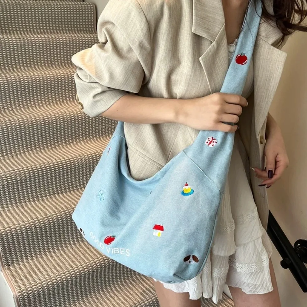 Сумка на плечо с застежкой-молнией, вышитый дизайн, холщовая сумка в корейском стиле, милый стиль, милый дизайн, джинсовая большая сумка, повседневная одежда
Сумка на плечо с застежкой-молнией, вышитый дизайн, холщовая сумка в корейском стиле, милый стиль, милый дизайн, джинсовая большая сумка, повседневная одежда