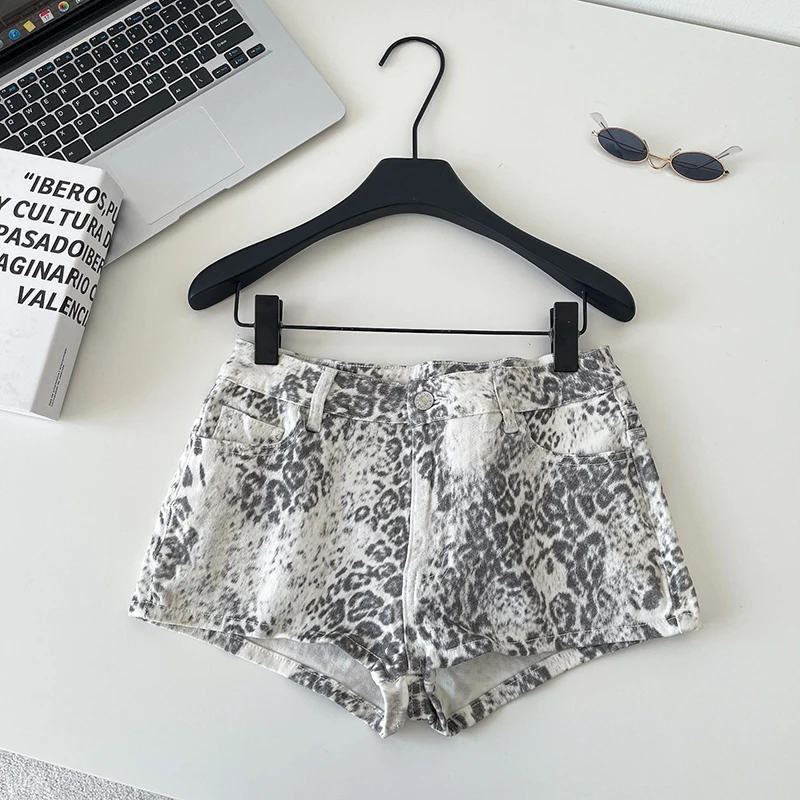 2026 new summer leopard print denim casual shorts women fashionable high waisted slim fit street versatile hot shorts pant
2026 new summer leopard print denim casual shorts women fashionable high waisted slim fit street versatile hot shorts pant