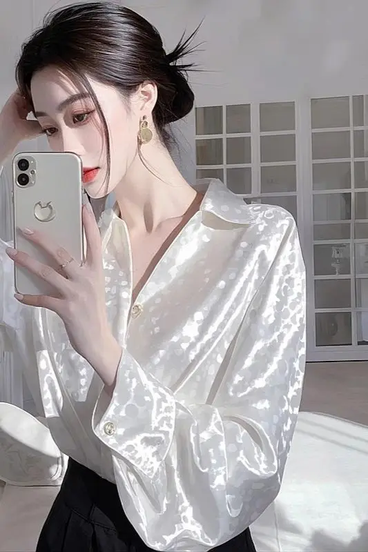 2025 Spring V Neck Jacquard Blouse for Women Chinese Style Acetate Satin Top Elegant Lightweight Luxury Oriental Fashion Shirt
2025 Spring V Neck Jacquard Blouse for Women Chinese Style Acetate Satin Top Elegant Lightweight Luxury Oriental Fashion Shirt