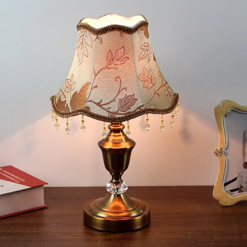 European Retro Desk Lamp Modern Simple Bedroom Decorative Desk Lamp Retro Warm Light Bedside Lamp Adjustable Night Light LED
European Retro Desk Lamp Modern Simple Bedroom Decorative Desk Lamp Retro Warm Light Bedside Lamp Adjustable Night Light LED