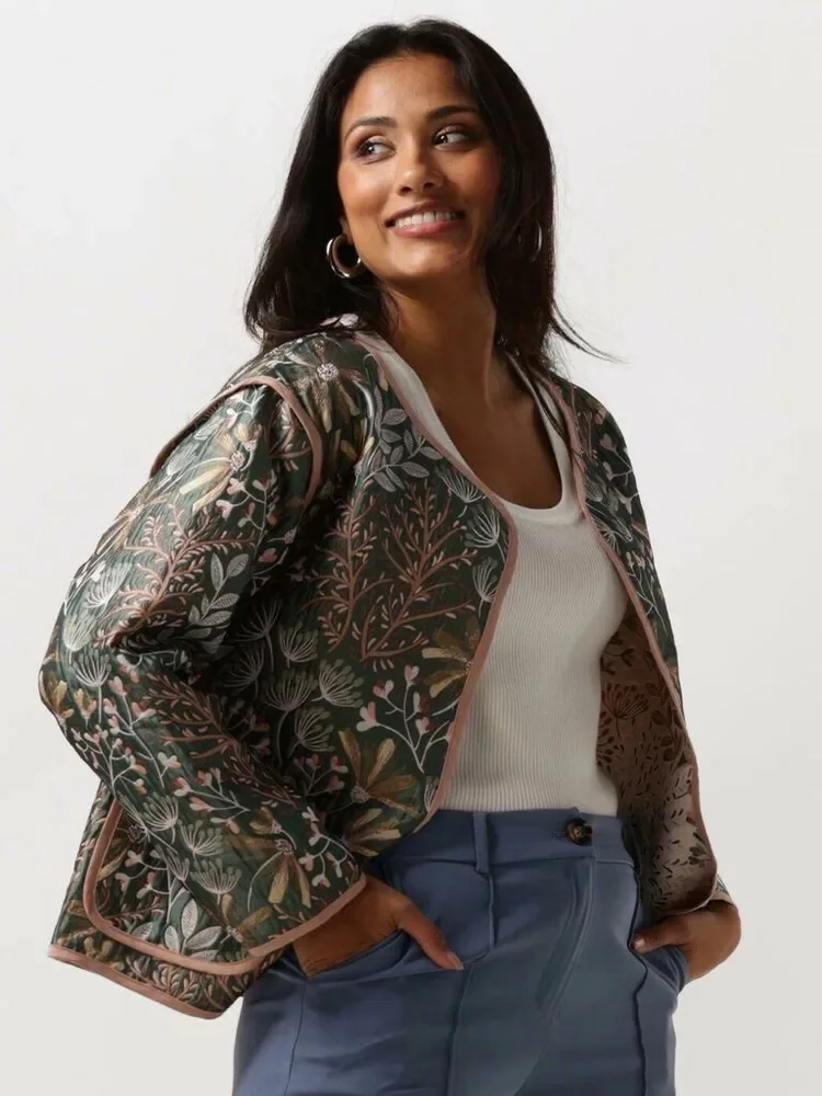 European and American original single women's jacket jacquard color trimmed round neck Du'an jacket double-sided design 2025
European and American original single women's jacket jacquard color trimmed round neck Du'an jacket double-sided design 2025