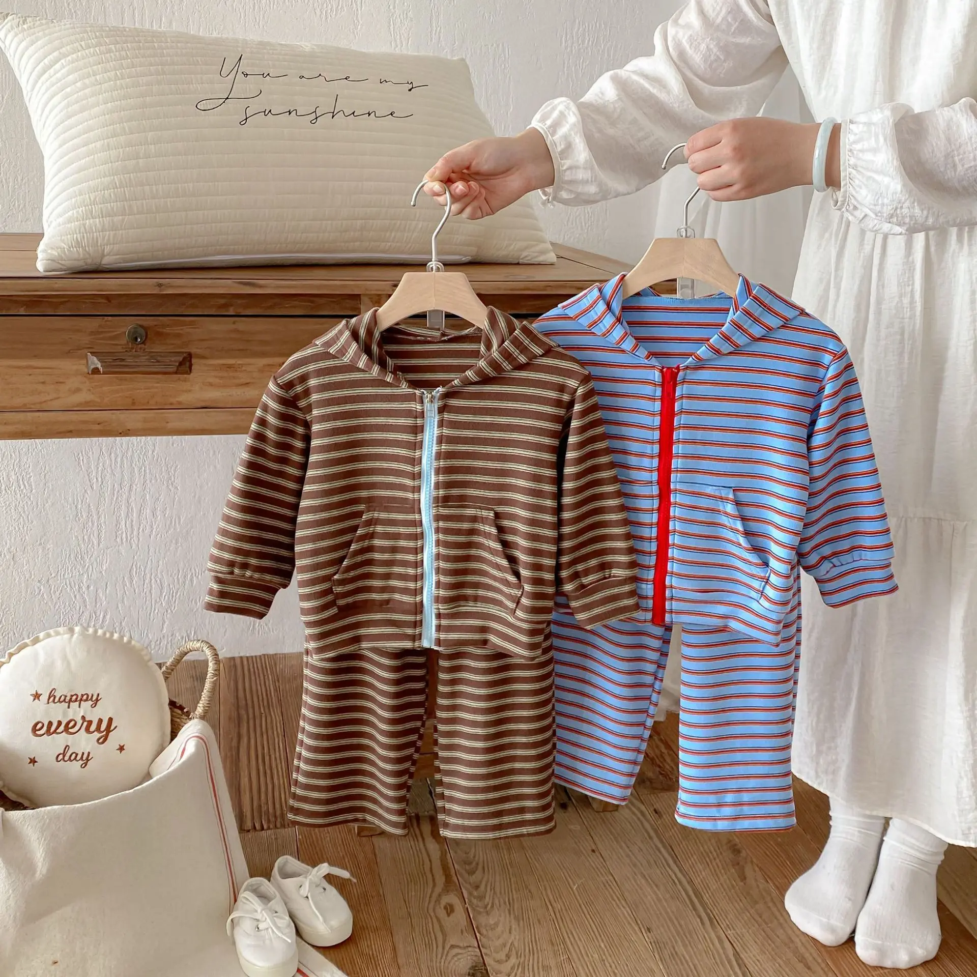 2026 Spring New Children Long Sleeve Clothes Set Boys Girls Striped Hooded Cardigan + Pants 2pcs Suit Cotton Kids Casual Outfits
2026 Spring New Children Long Sleeve Clothes Set Boys Girls Striped Hooded Cardigan + Pants 2pcs Suit Cotton Kids Casual Outfits