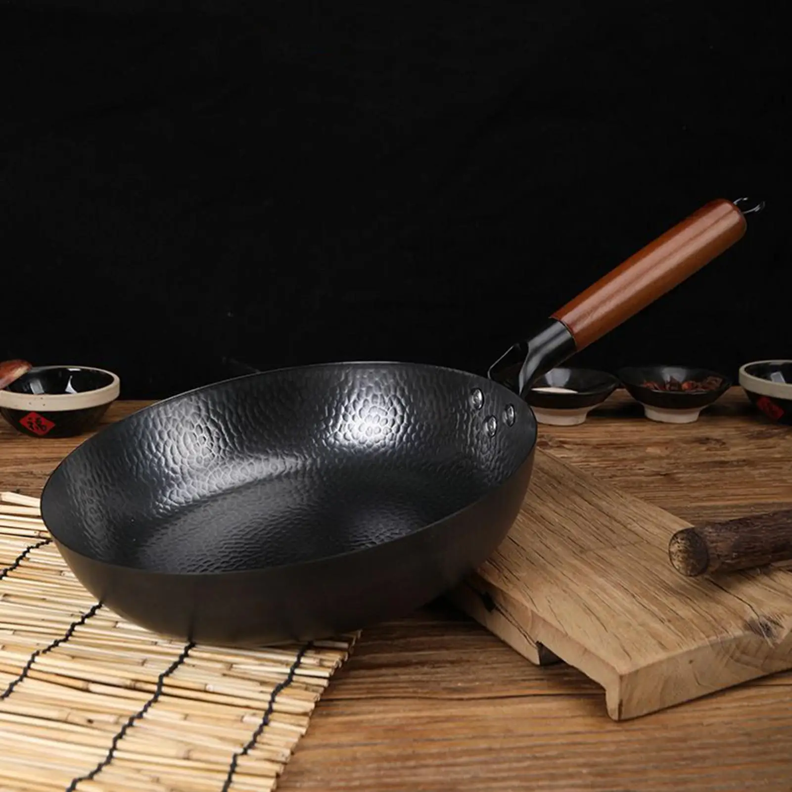 Чугунная сковорода для дома, традиционная, ручной ковки, без покрытия, с деревянной ручкой, в старинном стиле, антипригарная.
Чугунная сковорода для дома, традиционная, ручной ковки, без покрытия, с деревянной ручкой, в старинном стиле, антипригарная.