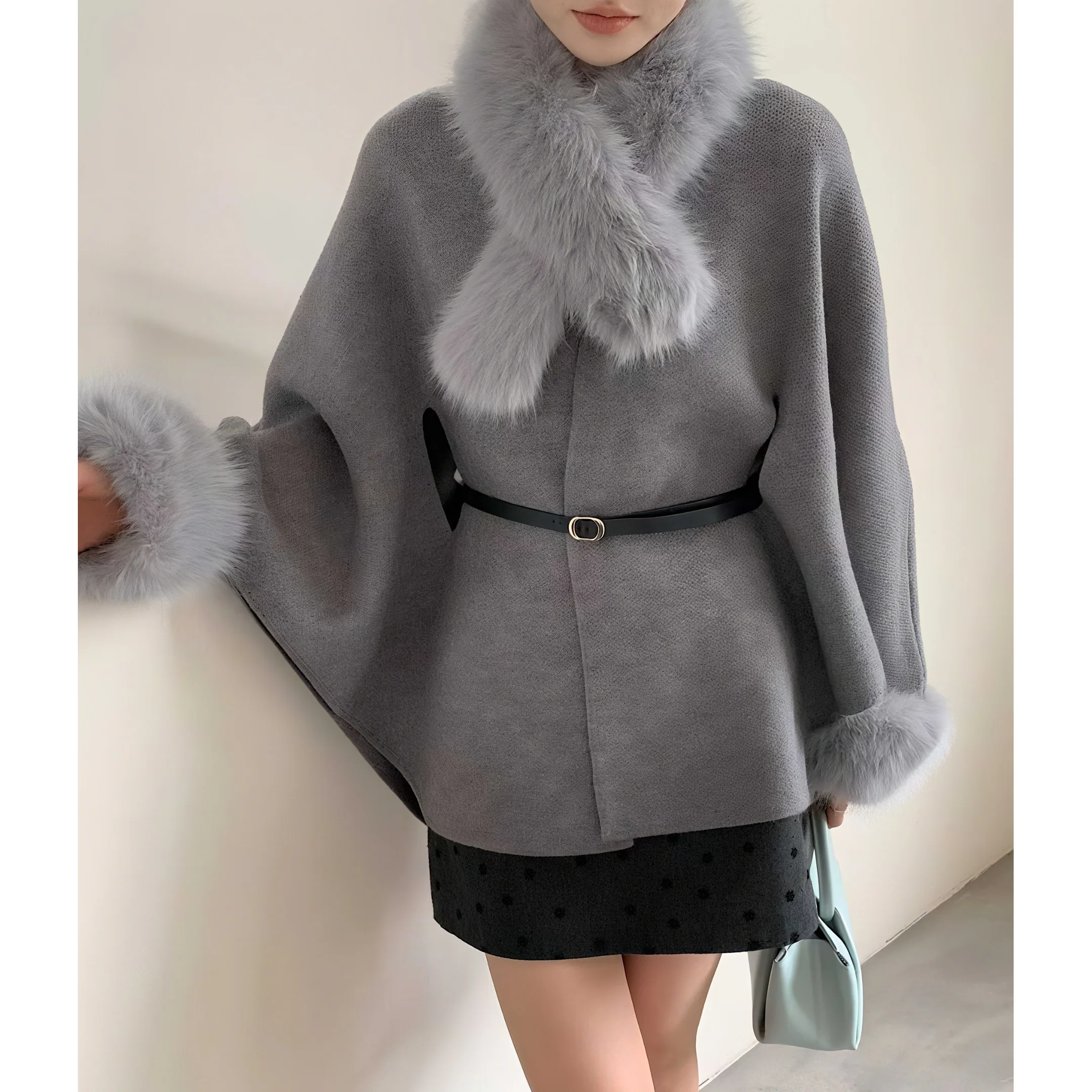 Повседневное женское пальто средней длины с меховым воротником в корейском стиле, осенне-зимняя модная женская верхняя одежда, утепленное, с длинными рукавами
Повседневное женское пальто средней длины с меховым воротником в корейском стиле, осенне-зимняя модная женская верхняя одежда, утепленное, с длинными рукавами