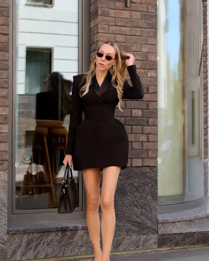 Elegant Black Women Dresses Chic V-neck Cinched Waist Shoulder Pads Dress 2025 Long Sleeve Mini Party Ladies Chic Street Gowns
Elegant Black Women Dresses Chic V-neck Cinched Waist Shoulder Pads Dress 2025 Long Sleeve Mini Party Ladies Chic Street Gowns